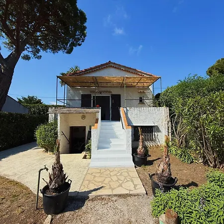 Villa De à 50 M De La *