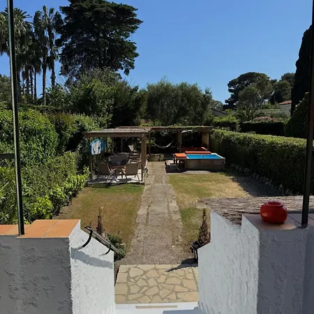 Villa De à 50 M De La *