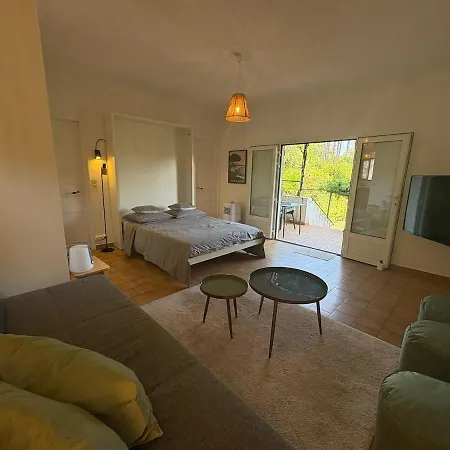 De à 50 M De La Villa